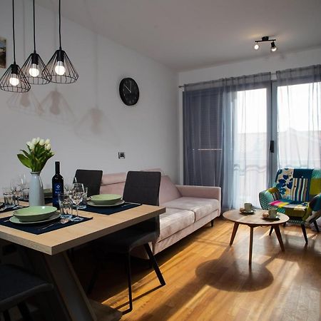 Apartment Moon Ровин Екстериор снимка