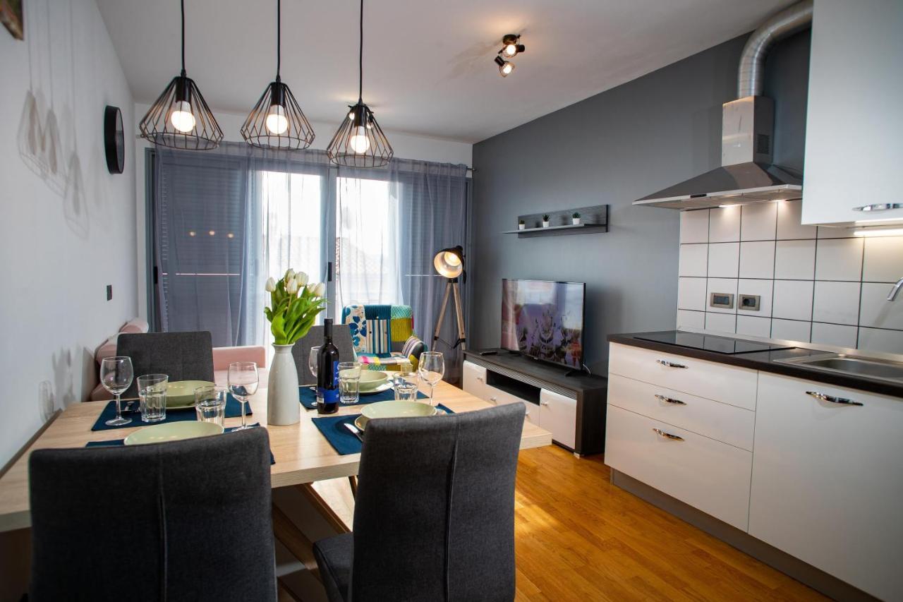 Apartment Moon Ровин Екстериор снимка