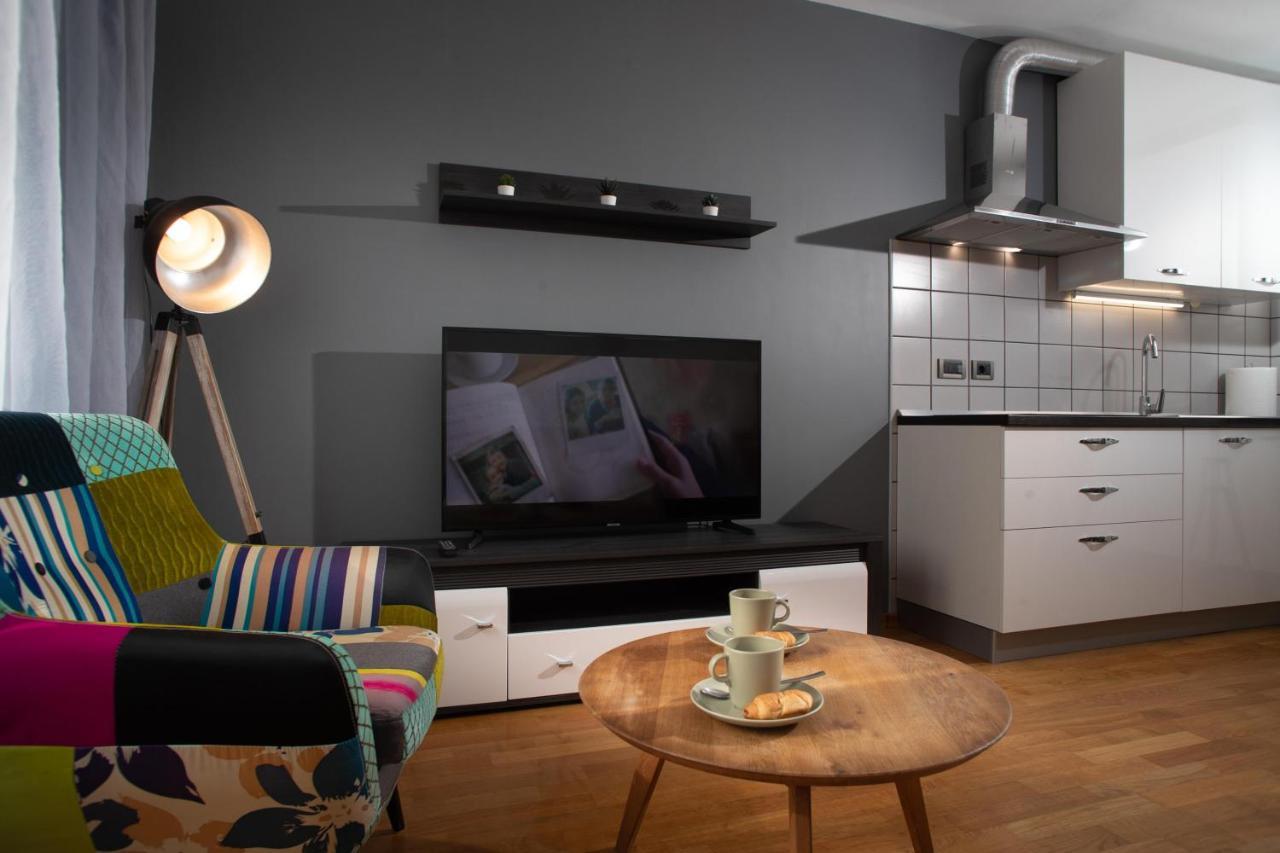 Apartment Moon Ровин Екстериор снимка