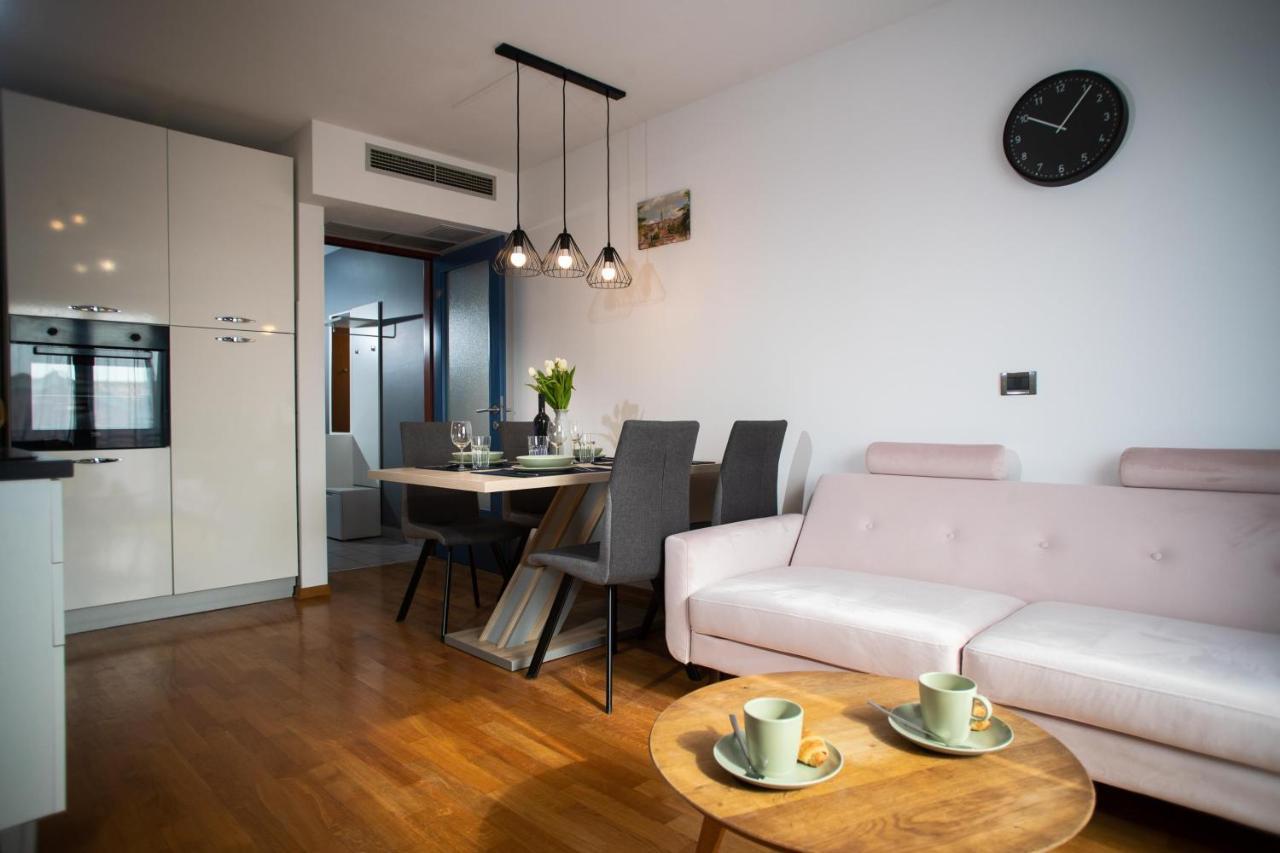 Apartment Moon Ровин Екстериор снимка