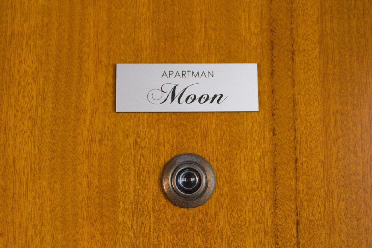Apartment Moon Ровин Екстериор снимка