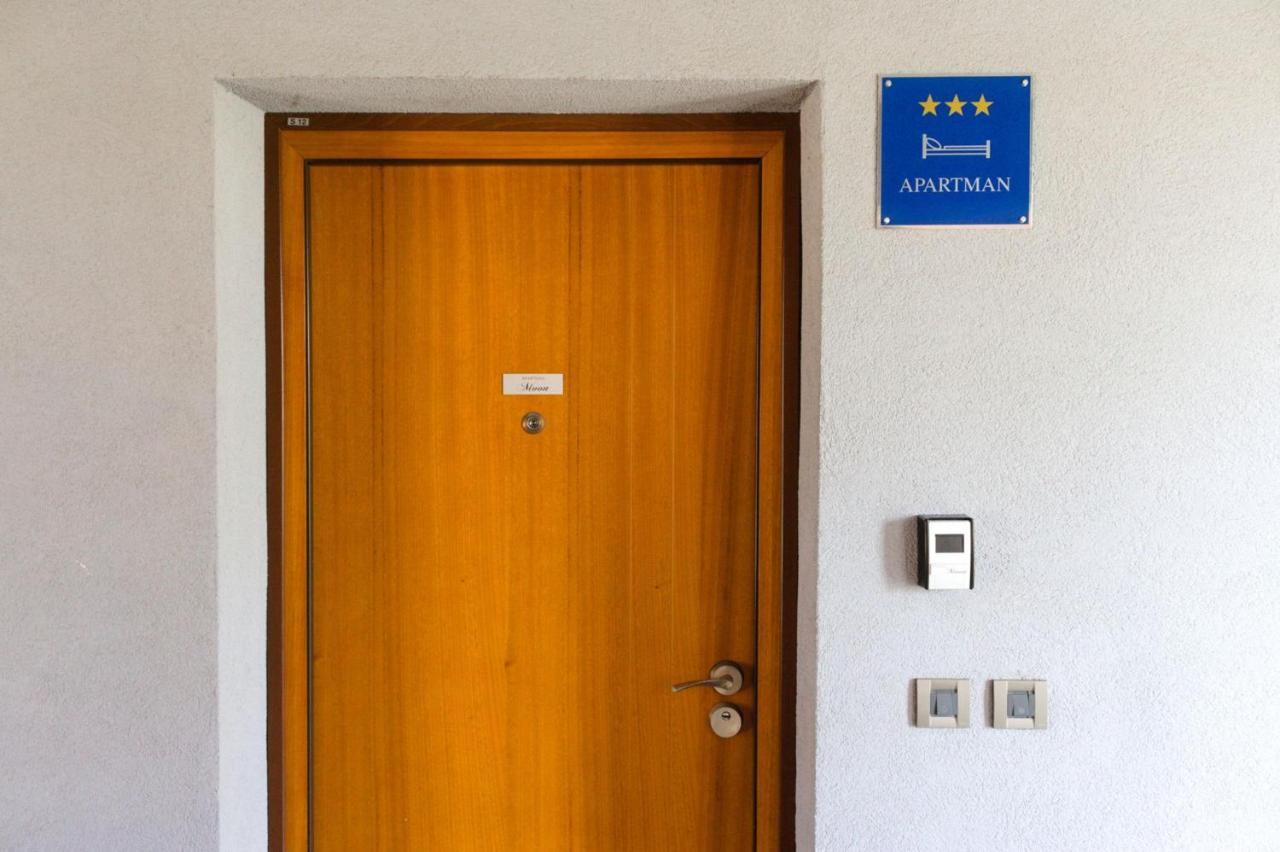 Apartment Moon Ровин Екстериор снимка